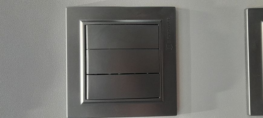 Выключатель тройной Графит Enzo EH-2185-PG фото